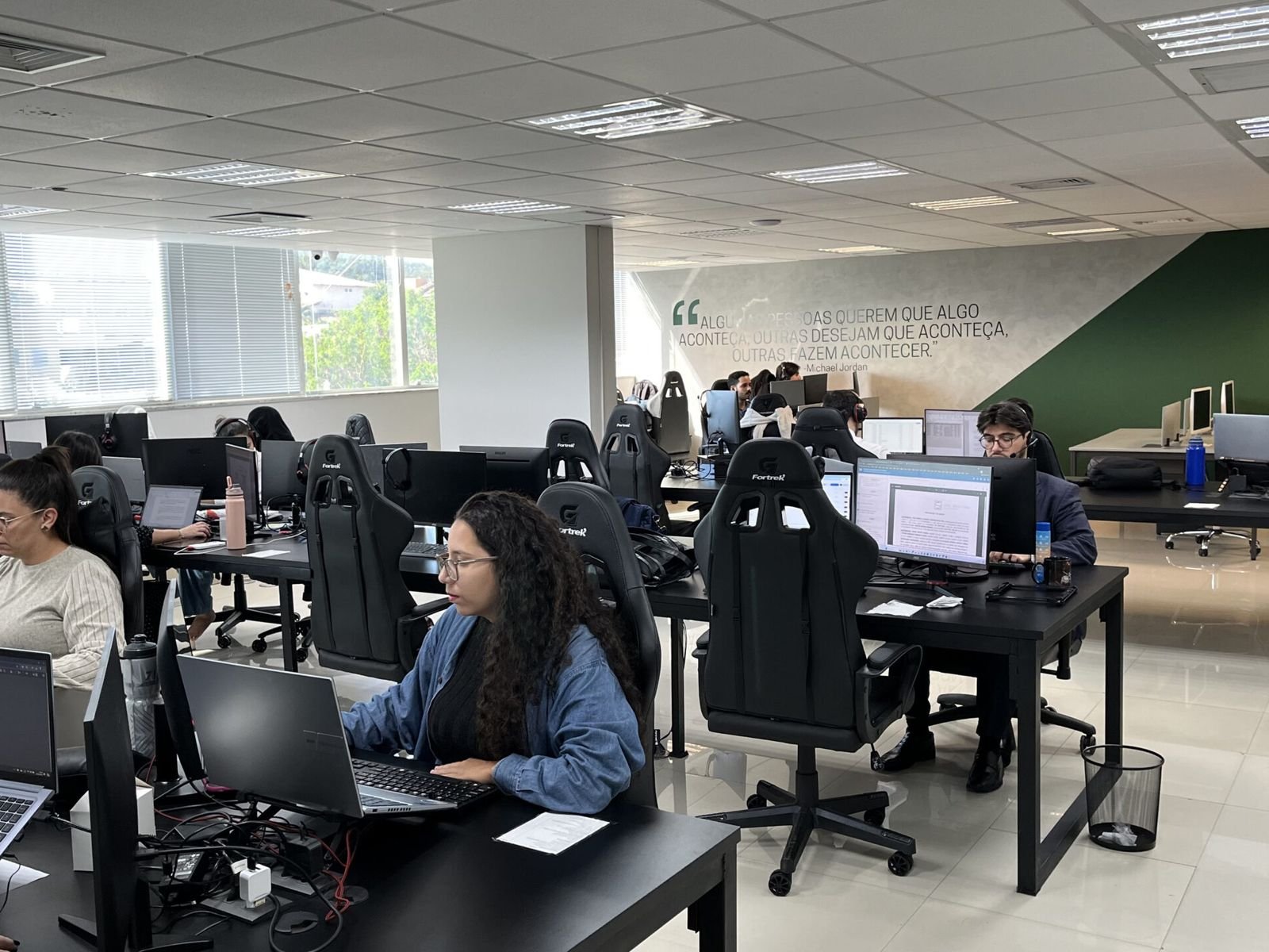 Equipe trabalhando na sede do escritório